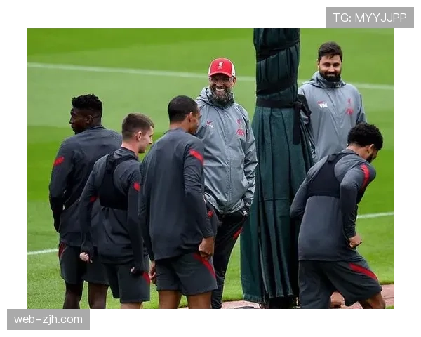 镜头记录：球迷在底特律红翼队最后一场主场常规赛致敬队史名宿